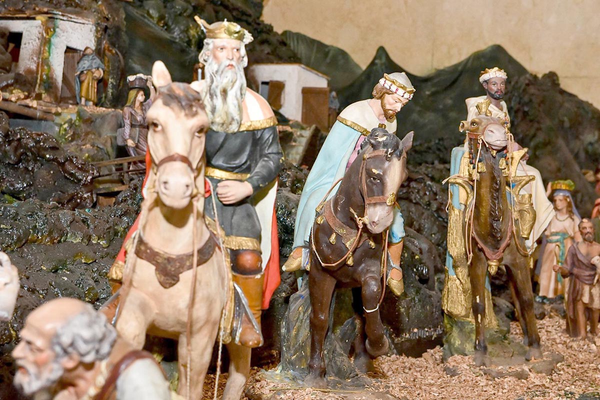 Escolares del Colegio Infantes leen artículos junto a la presidenta de la Diputación de Toledo por el 47º aniversario de la Constitución.