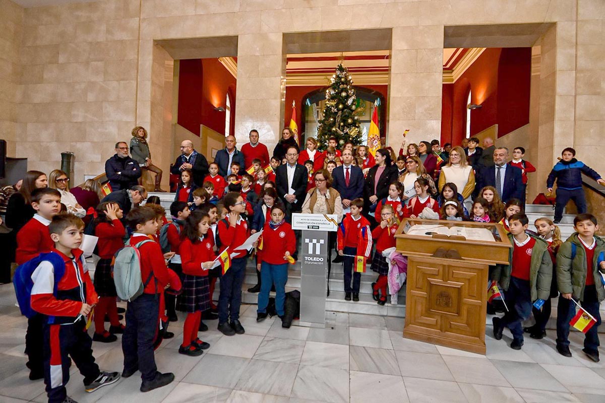 Escolares del Colegio Infantes leen artículos junto a la presidenta de la Diputación de Toledo por el 47º aniversario de la Constitución.