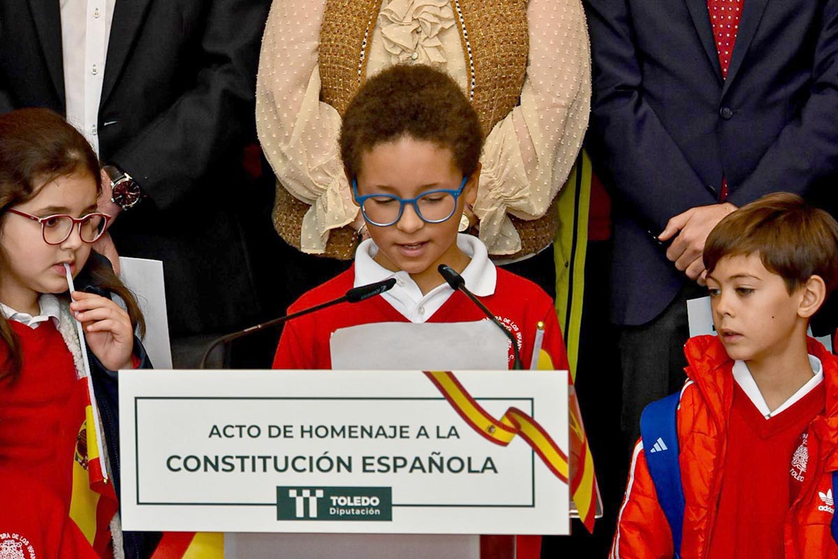 Escolares del Colegio Infantes leen artículos junto a la presidenta de la Diputación de Toledo por el 47º aniversario de la Constitución.