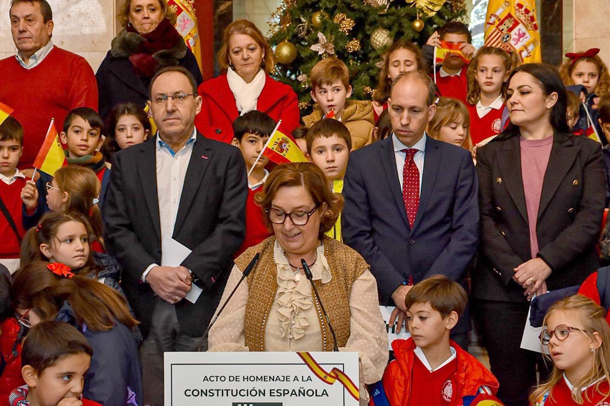 Escolares del Colegio Infantes leen artículos junto a la presidenta de la Diputación de Toledo por el 47º aniversario de la Constitución.