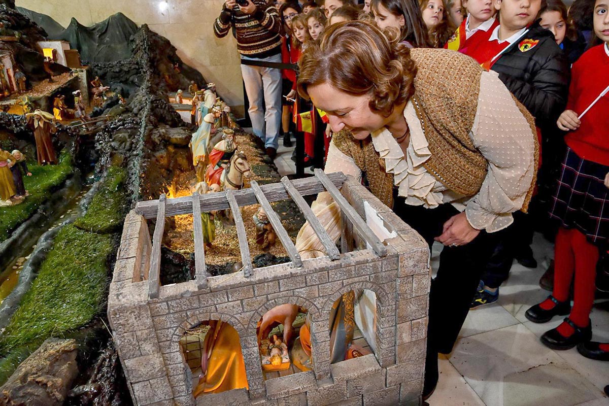 Escolares del Colegio Infantes leen artículos junto a la presidenta de la Diputación de Toledo por el 47º aniversario de la Constitución.