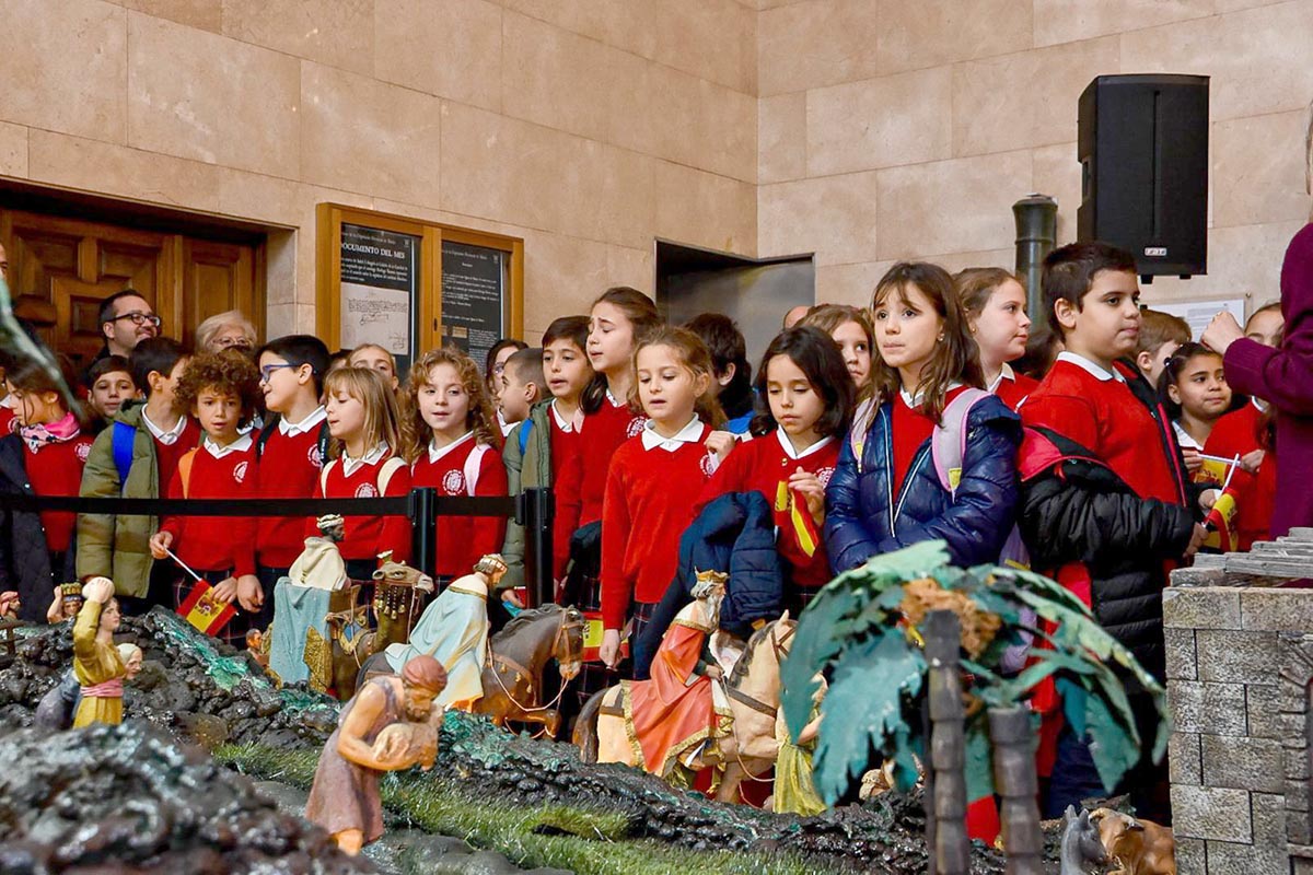 Escolares del Colegio Infantes leen artículos junto a la presidenta de la Diputación de Toledo por el 47º aniversario de la Constitución.