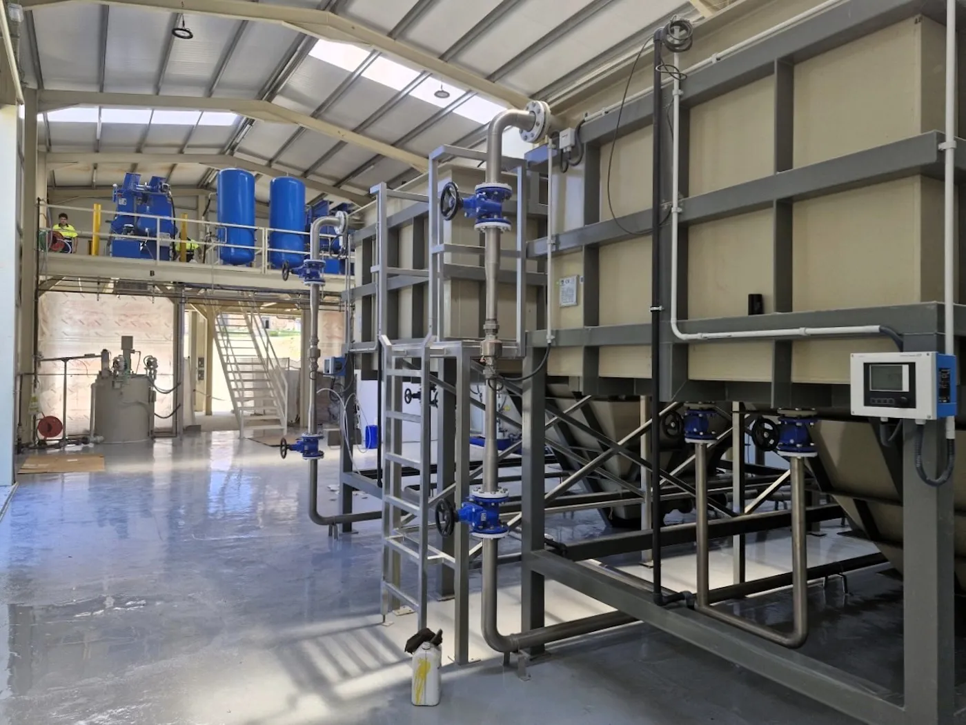 Foto 3 Interior de la instalación de la Línea de Tratamiento de Fangos Foto 3 Interior de la instalación de la Línea de Tratamiento de Fangos