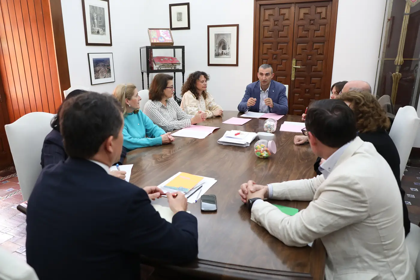 El alcalde Carlos Velázquez y concejales de Toledo en la reunión con representantes de asociaciones de apoyo a la maternidad (1) El alcalde Carlos Velázquez y concejales de Toledo en la reunión con representantes de asociaciones de apoyo a la maternidad (1)