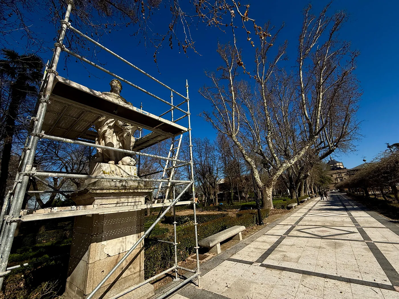 Velazquez visitas escultura Vega (3) copia