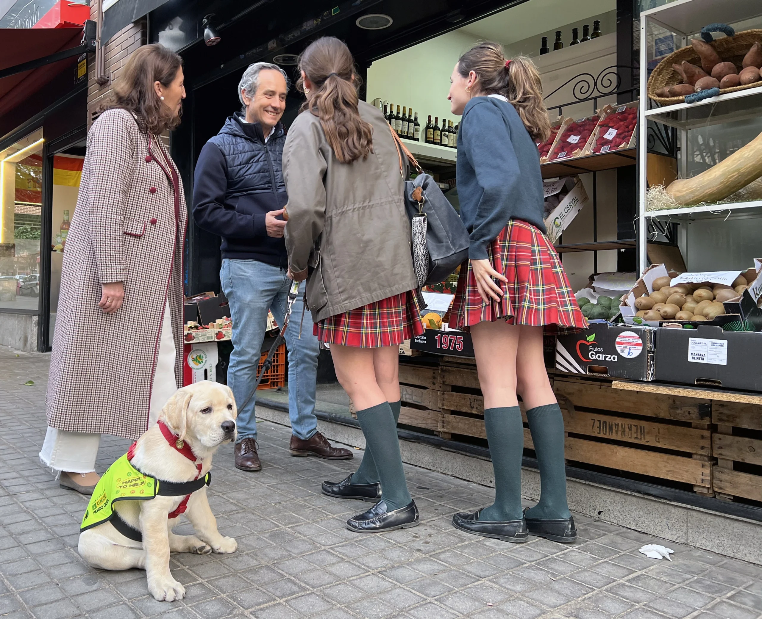Familia educadora en frutería