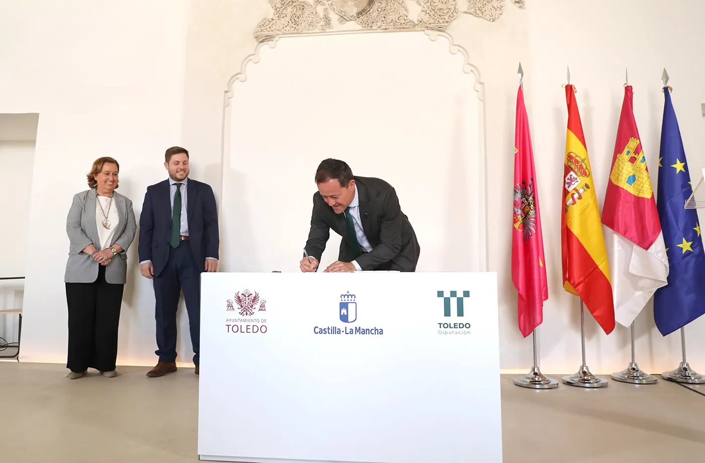Firma del acuerdo para el acondicionamiento de la estación de autobuses de Toledo en el Salón Rico