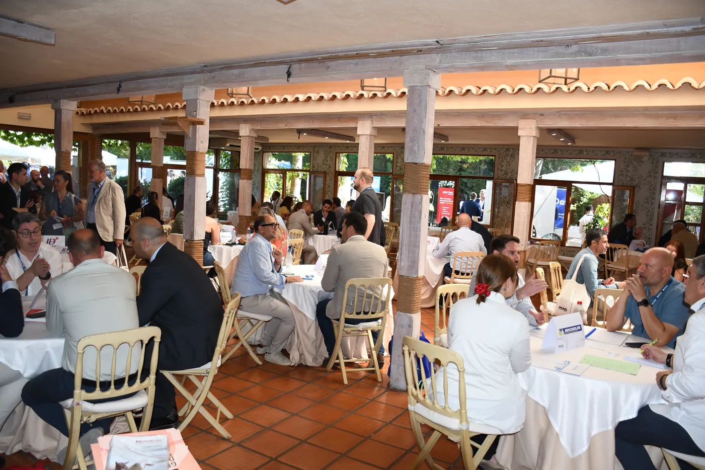 Empresarios participantes en Nexo Illescas Conecta Empresas en una de las áreas de reunión