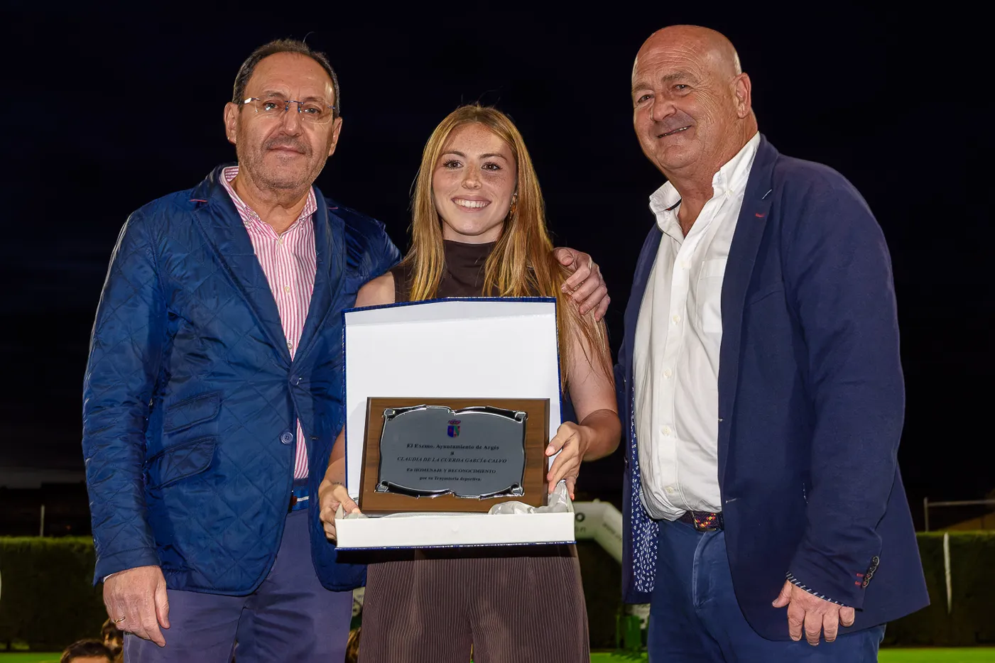 el alcalde de Argés, Jesús Guerrero, entregó una placa de homenaje a la futbolista por su trayectoria profesional.