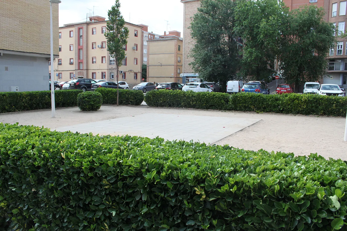 Zona infrautilizada que podría servir para habilitar un parque infantil Zona infrautilizada que podría servir para habilitar un parque infantil