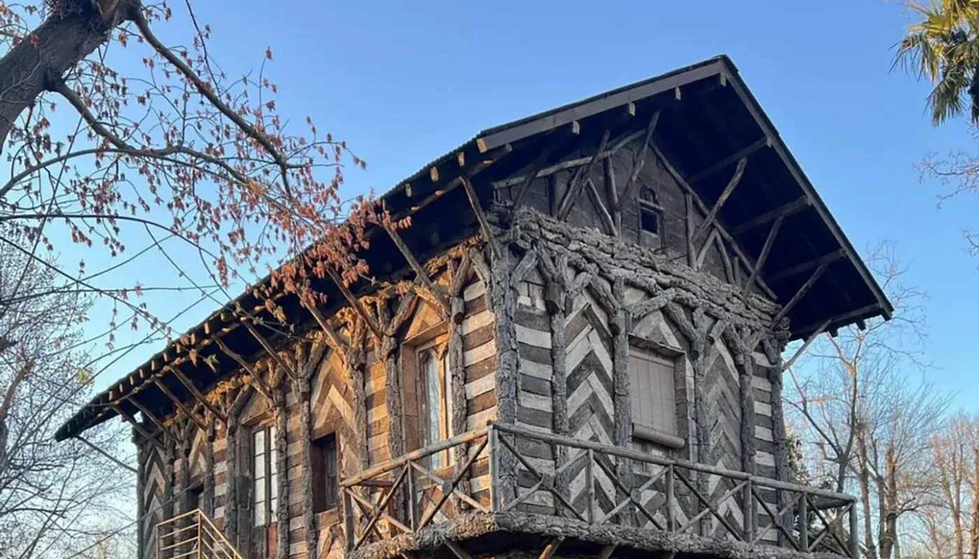 Fachada de la Casa de Corcho en el parque de la Vega de Toledo
