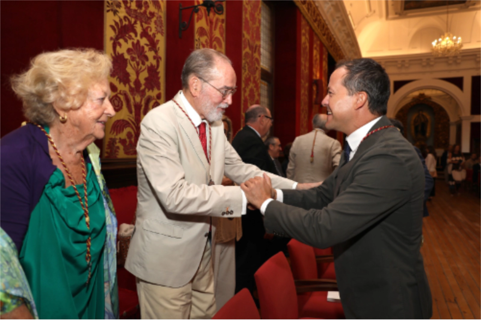 Carlos Velázquez recibe en el Ayuntamiento de Toledo a la nueva junta de la Cofradía Internacional de Investigadores